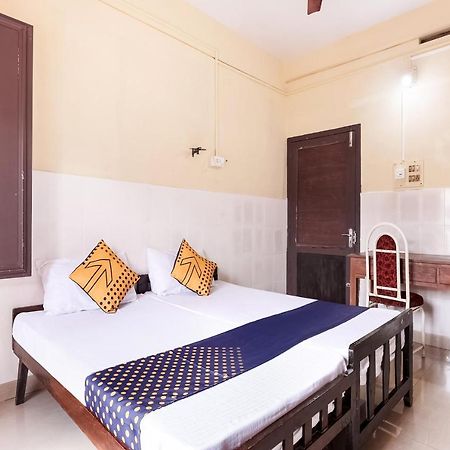 Spot On 60665 Royal Tourist Home Valāncheri Exterior foto