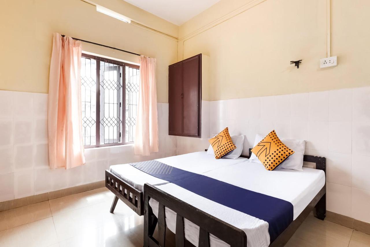 Spot On 60665 Royal Tourist Home Valāncheri Exterior foto