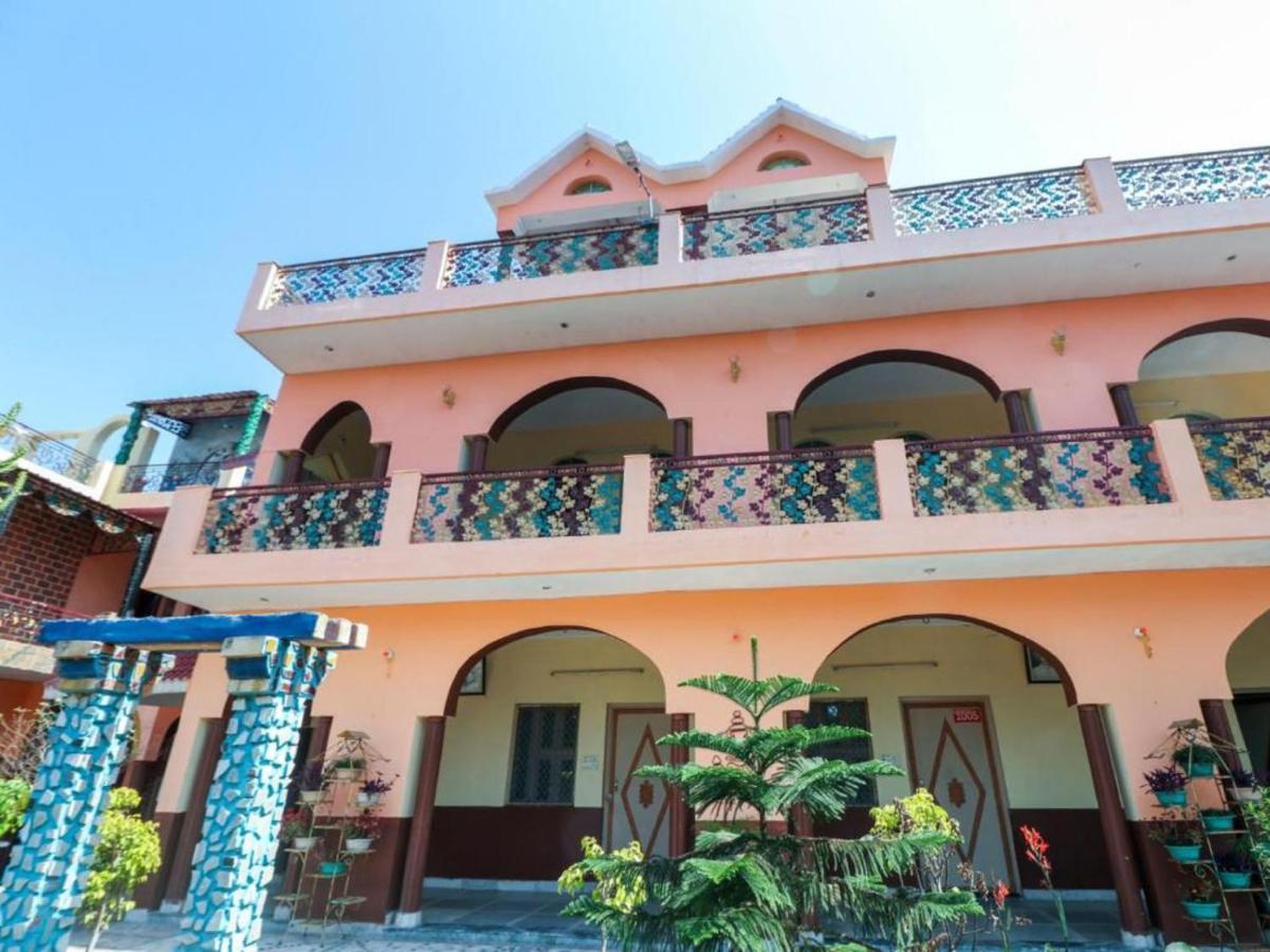Spot On 60665 Royal Tourist Home Valāncheri Exterior foto